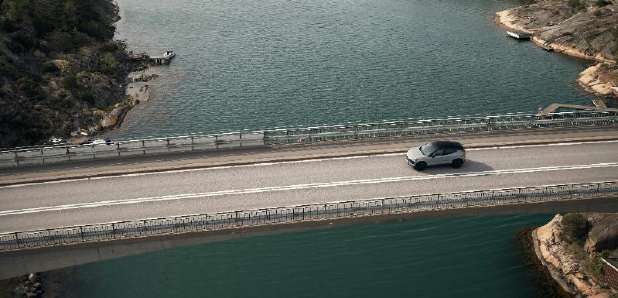 titelbild Volvo fährt über eine Brücke