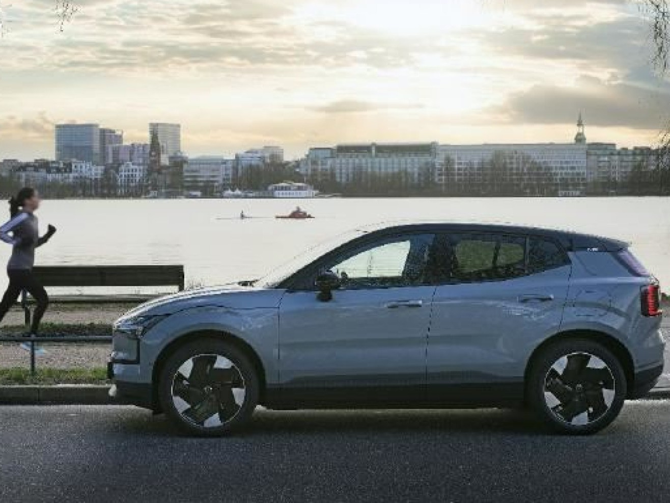 titelbild volvo ex30 seitenansicht vor einem Fluss