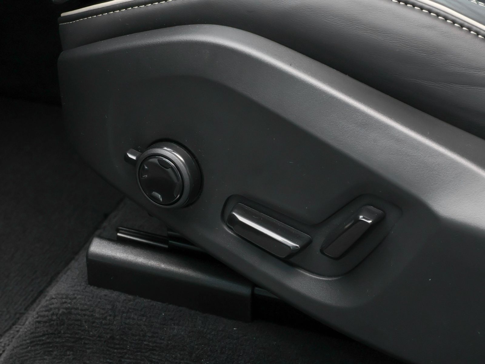 Fahrzeugabbildung Volvo XC60 Plus Black Edition PHEV 0,5% Versteuerung
