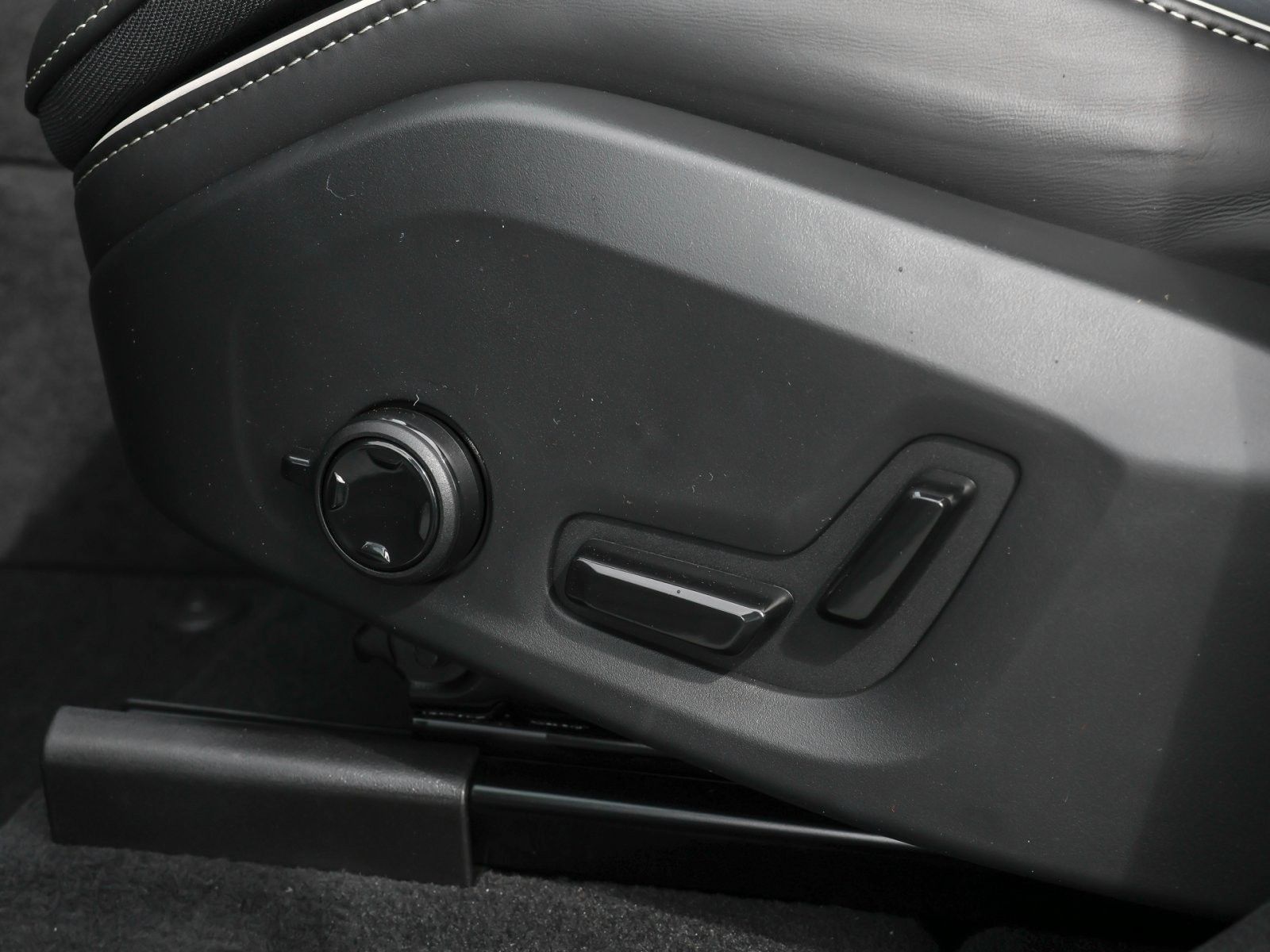 Fahrzeugabbildung Volvo XC60 Plus Black Edition T8 PHEV