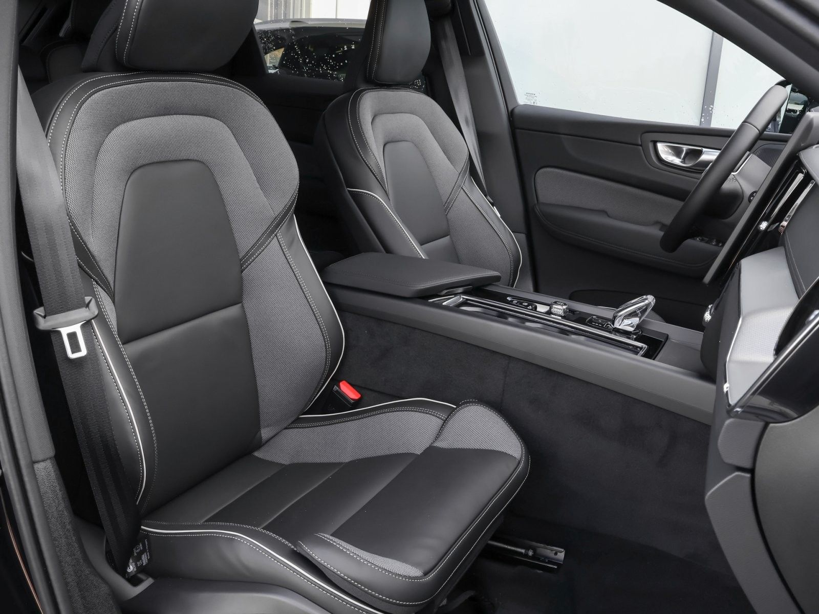 Fahrzeugabbildung Volvo XC60 T8 Plus Black Edition Plug-In Hybrid Lagom