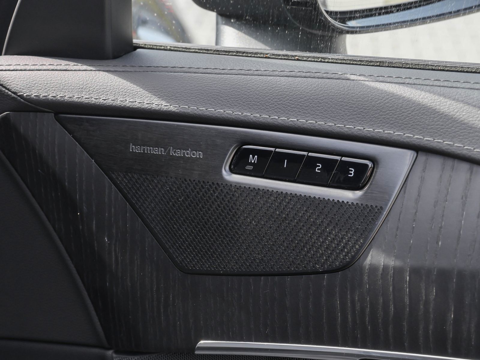 Fahrzeugabbildung Volvo XC90 Plus Dark Recharge Plug-In Hybrid AWD