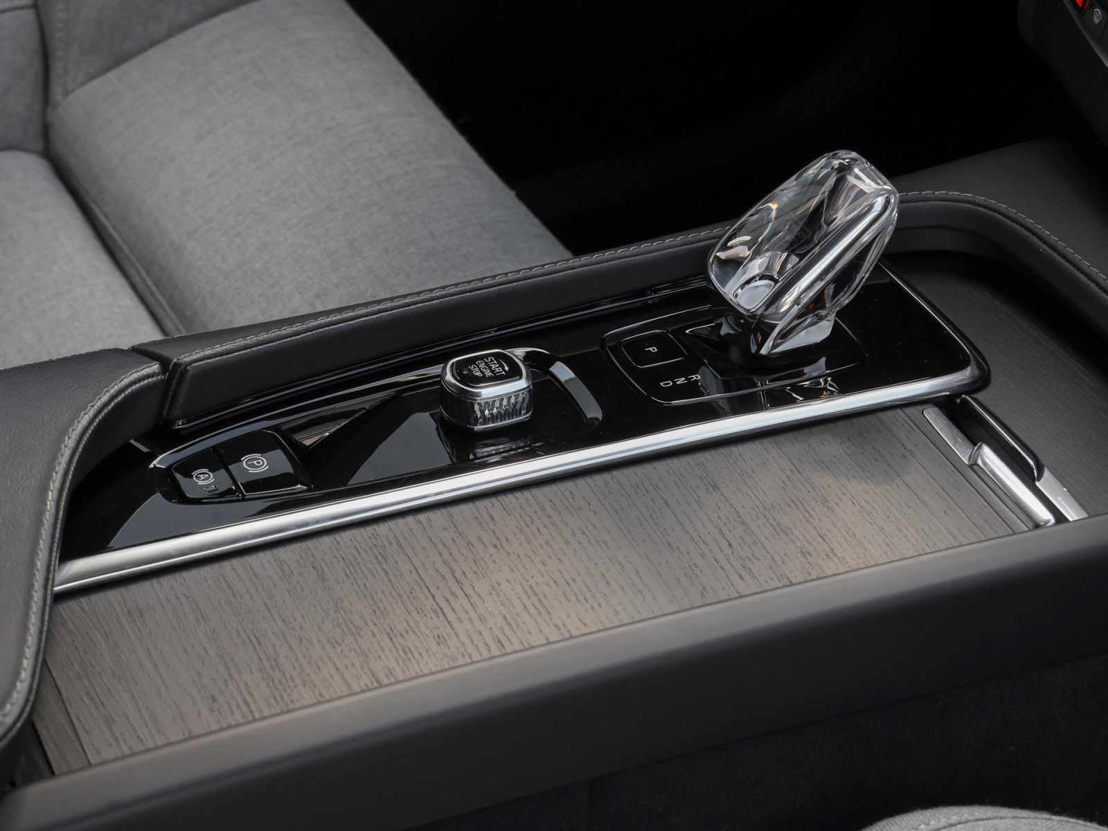 Fahrzeugabbildung Volvo XC90 Plus Dark Recharge Plug-In Hybrid AWD