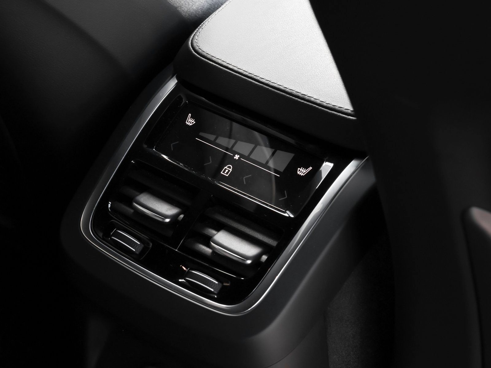 Fahrzeugabbildung Volvo XC90 Plus Dark Recharge Plug-In Hybrid AWD