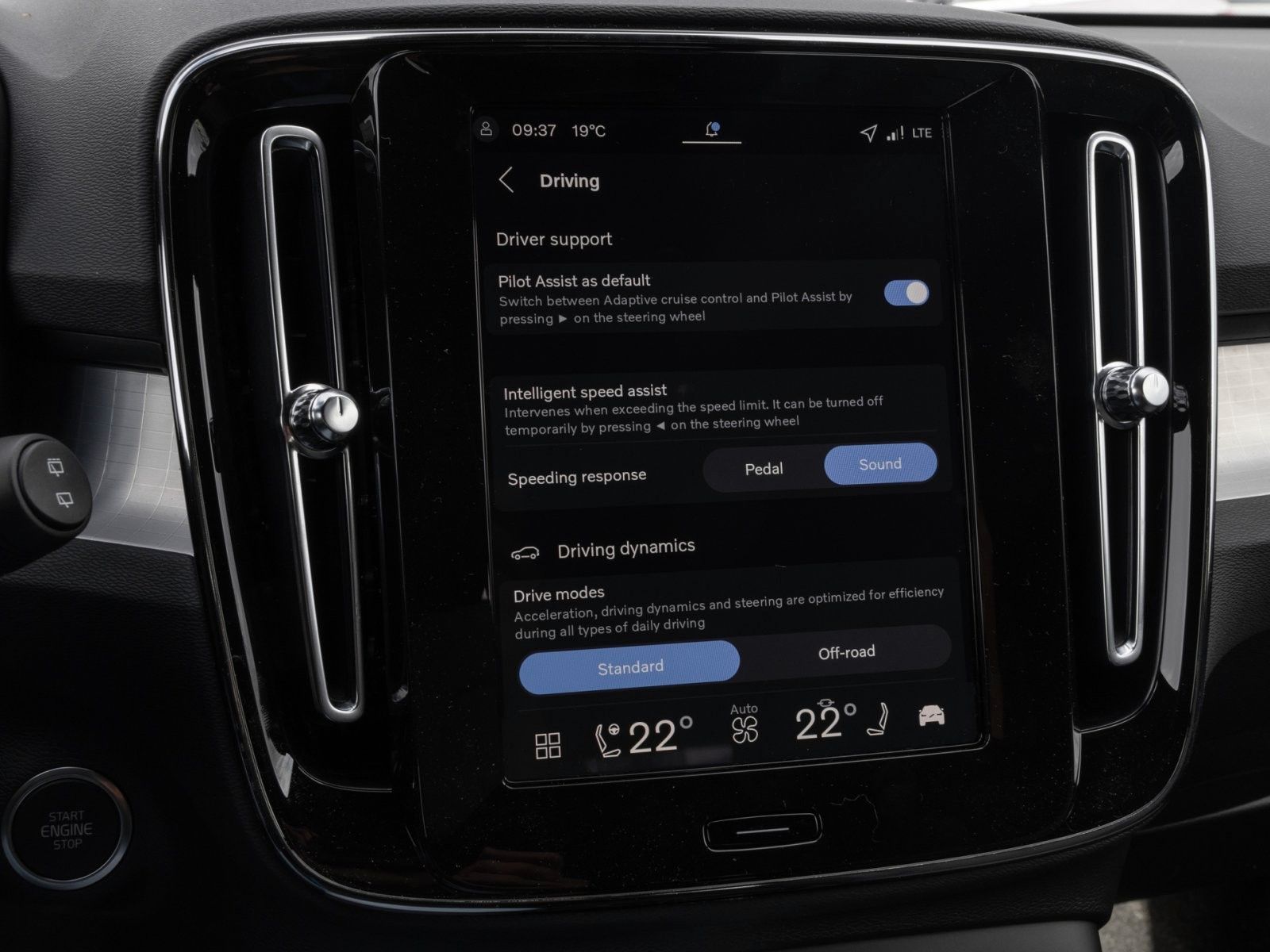 Fahrzeugabbildung Volvo XC40 Plus Black Edition 2WD