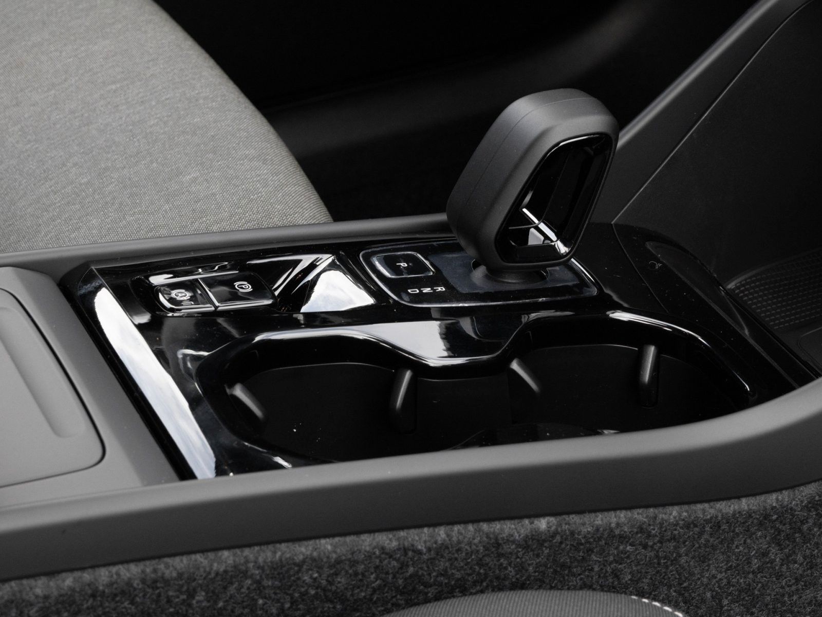 Fahrzeugabbildung Volvo XC40 Plus Black Edition 2WD