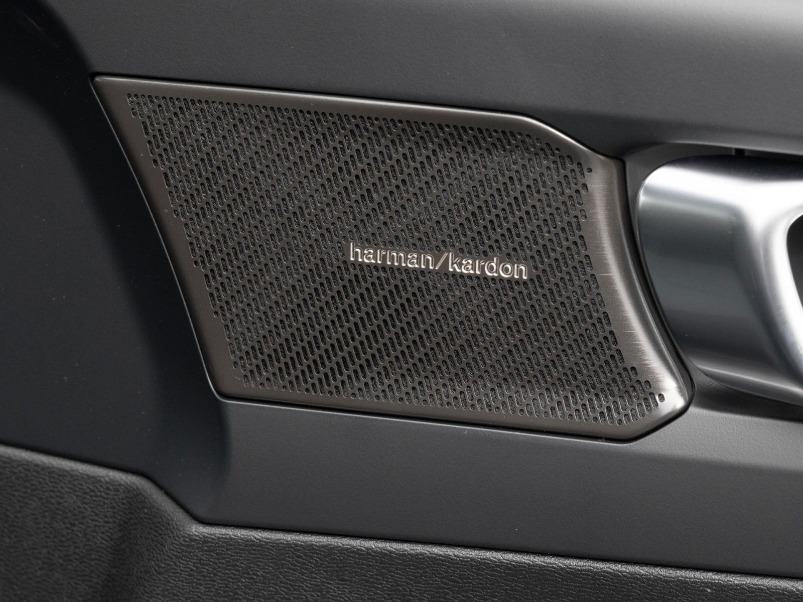 Fahrzeugabbildung Volvo XC40 Plus Black Edition 2WD