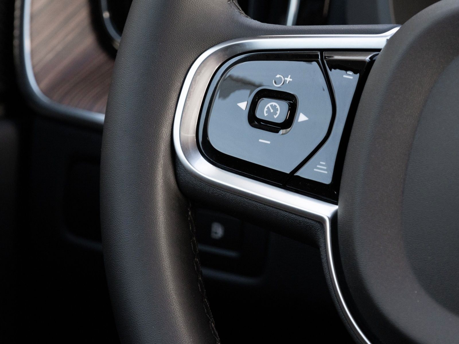 Fahrzeugabbildung Volvo XC60 Ultimate Dark Recharge Plug-In Hybrid AWD