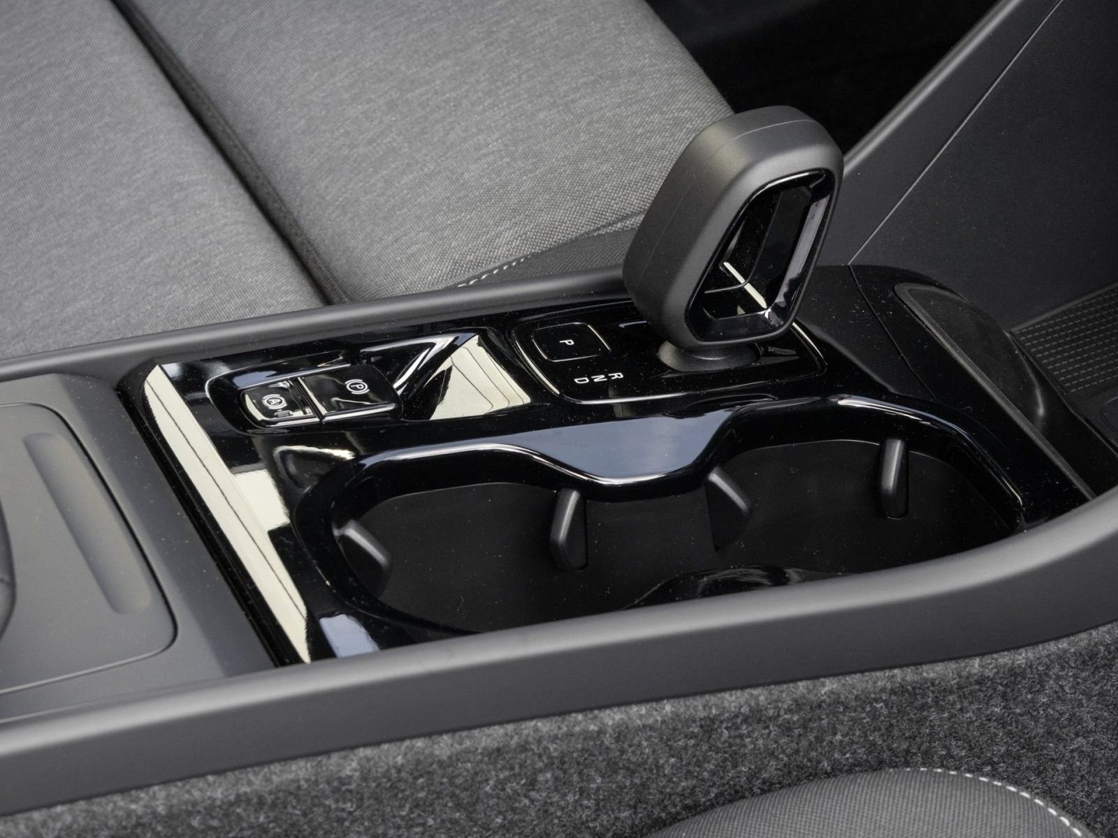 Fahrzeugabbildung Volvo XC 40 Plus Black Edition 2WD