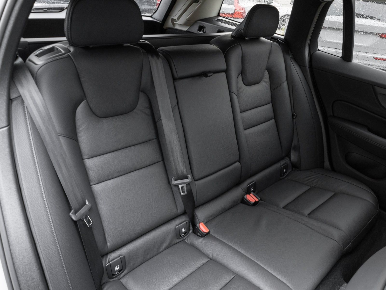 Fahrzeugabbildung Volvo V60  Plus Dark  Plug-In Hybrid  AWD UPE 75.320,-