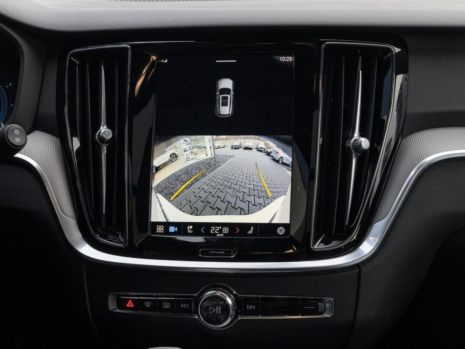 Fahrzeugabbildung Volvo V60 Kombi Plus Dark  UPE 65.900,-