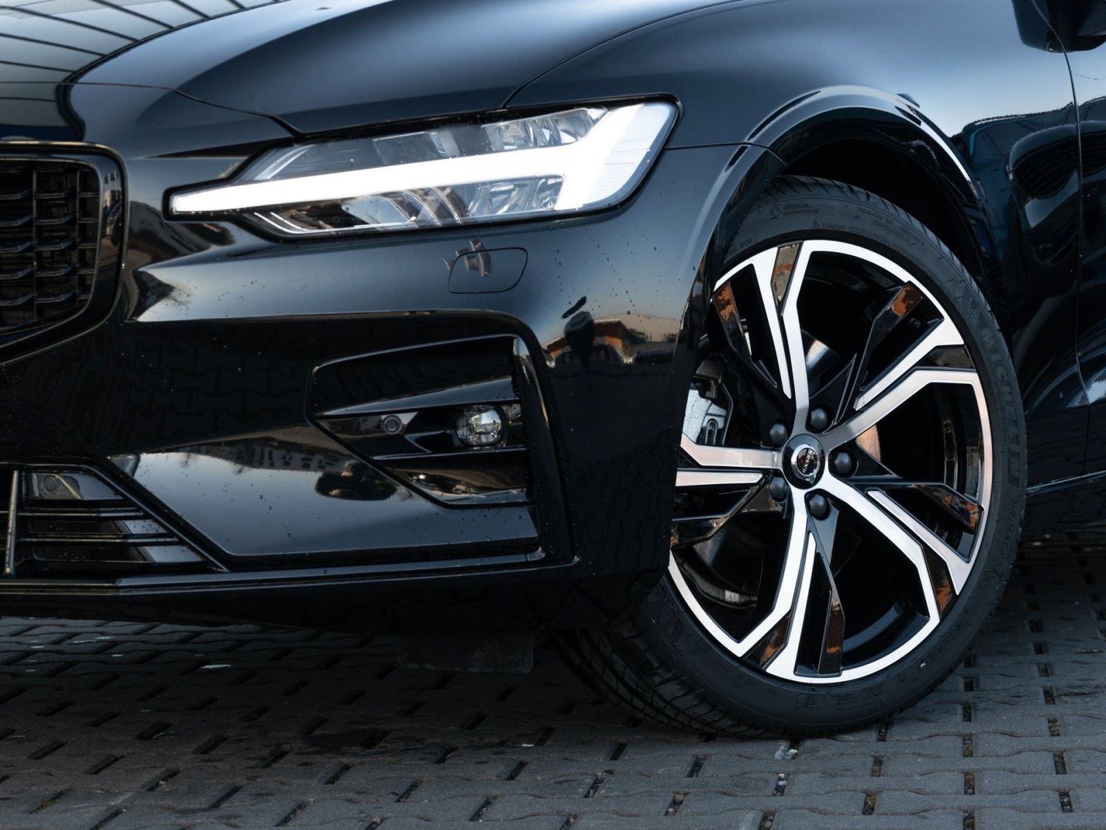 Fahrzeugabbildung Volvo V60 Kombi Plus Dark  UPE 63.440,-