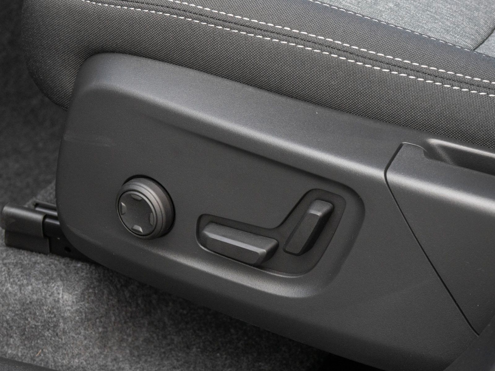 Fahrzeugabbildung Volvo XC40 Plus Dark