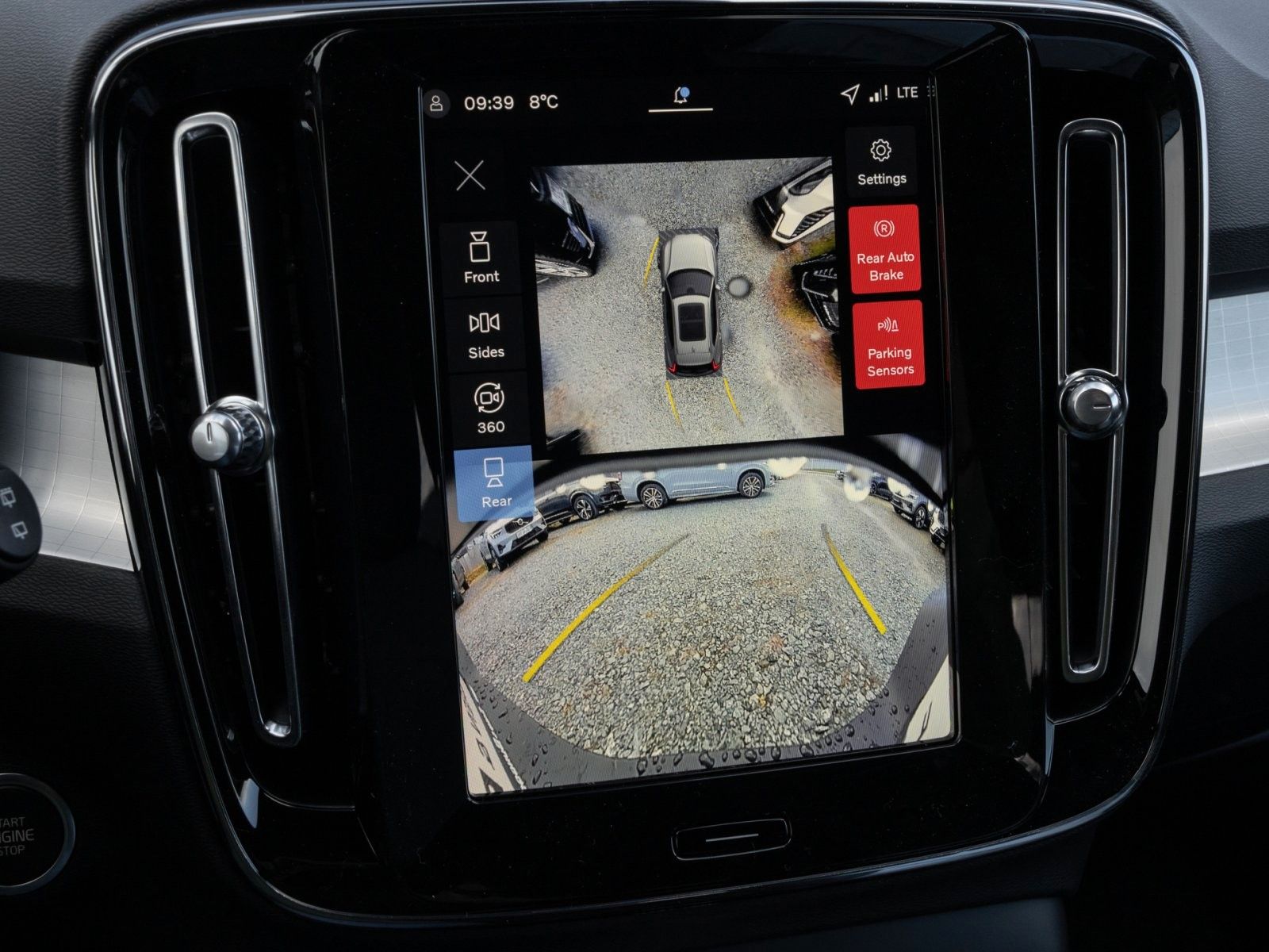 Fahrzeugabbildung Volvo XC40 Plus Dark