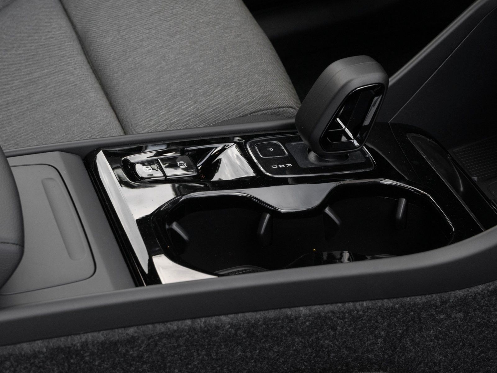 Fahrzeugabbildung Volvo XC40 Plus Dark