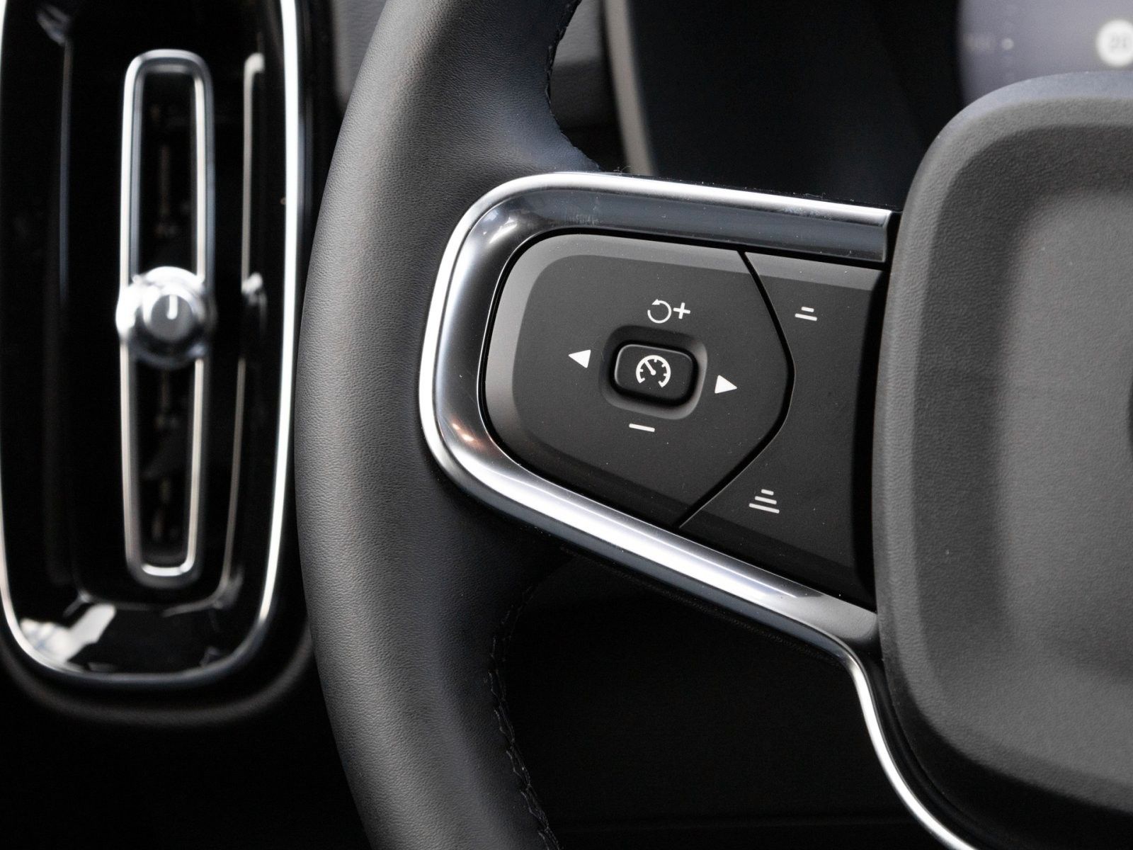 Fahrzeugabbildung Volvo XC40 Plus Dark