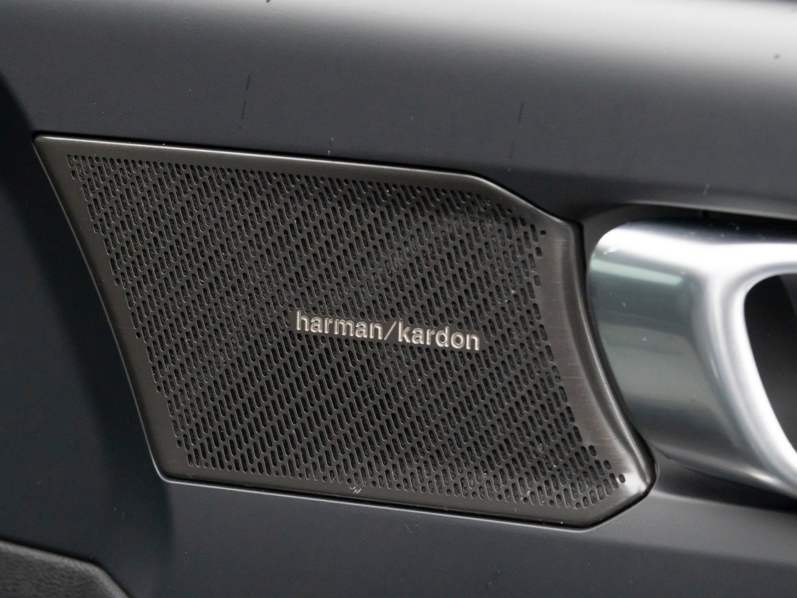 Fahrzeugabbildung Volvo XC40 Plus Dark Recharge Plug-In Hybrid 2WD