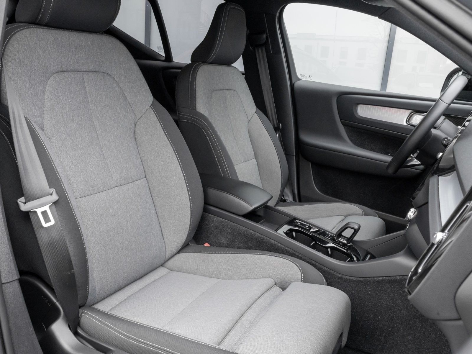 Fahrzeugabbildung Volvo XC40 Plus Dark Recharge Plug-In Hybrid 2WD