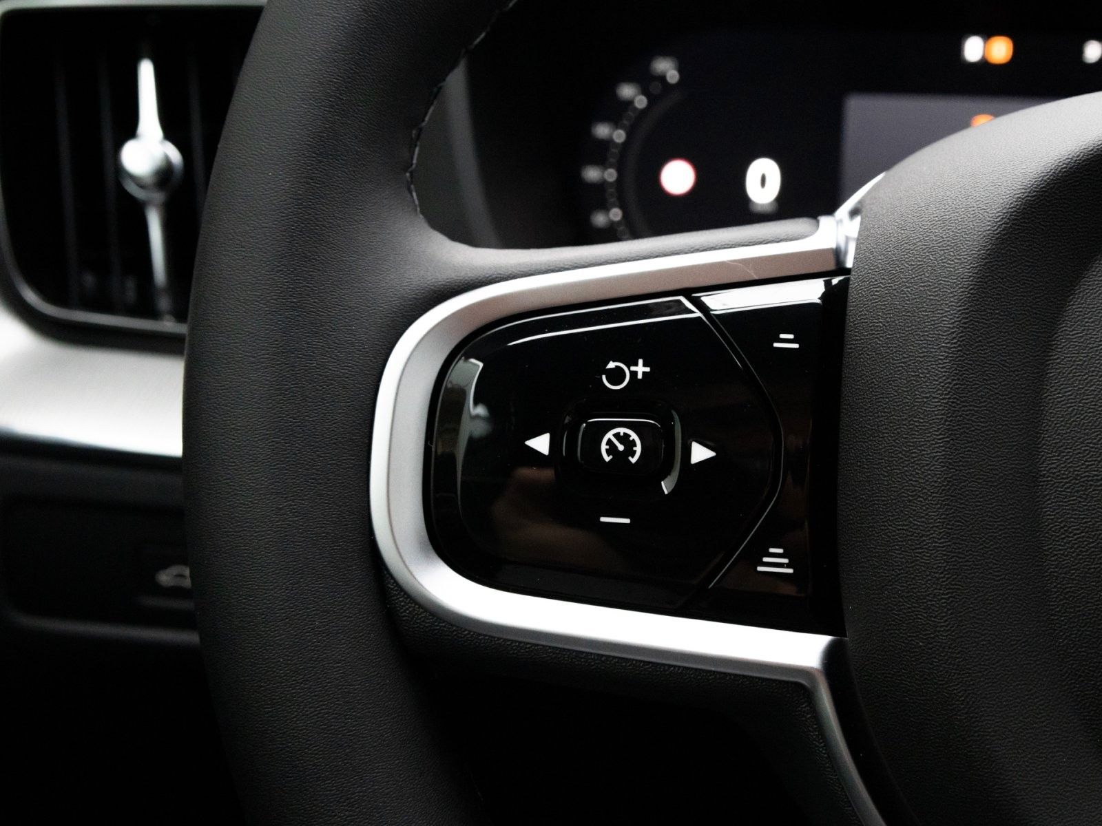 Fahrzeugabbildung Volvo XC60 Plus Black Edition Recharge Plug-In Hybrid