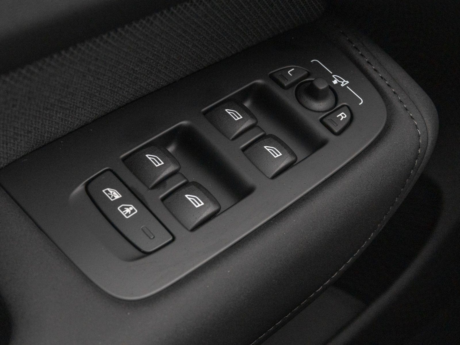 Fahrzeugabbildung Volvo XC60 Plus Black Edition Recharge Plug-In Hybrid