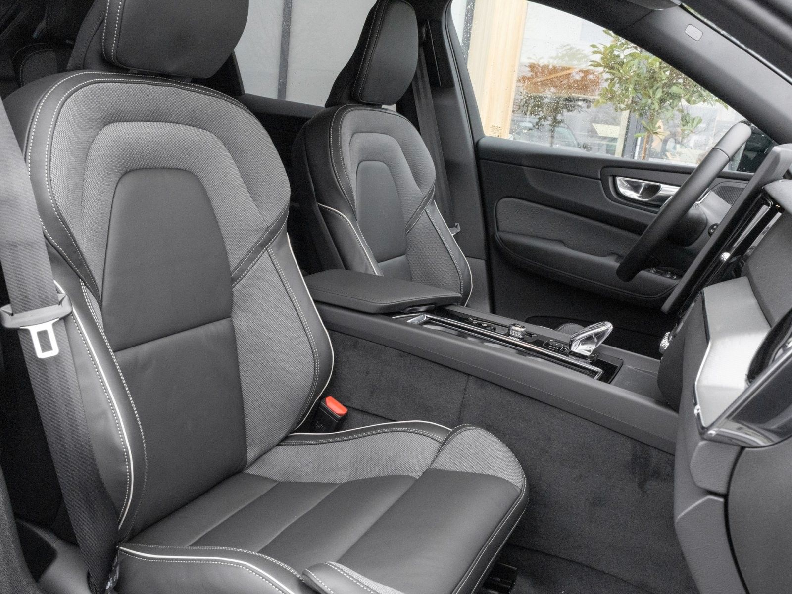 Fahrzeugabbildung Volvo XC60 Plus Black Edition Recharge Plug-In Hybrid