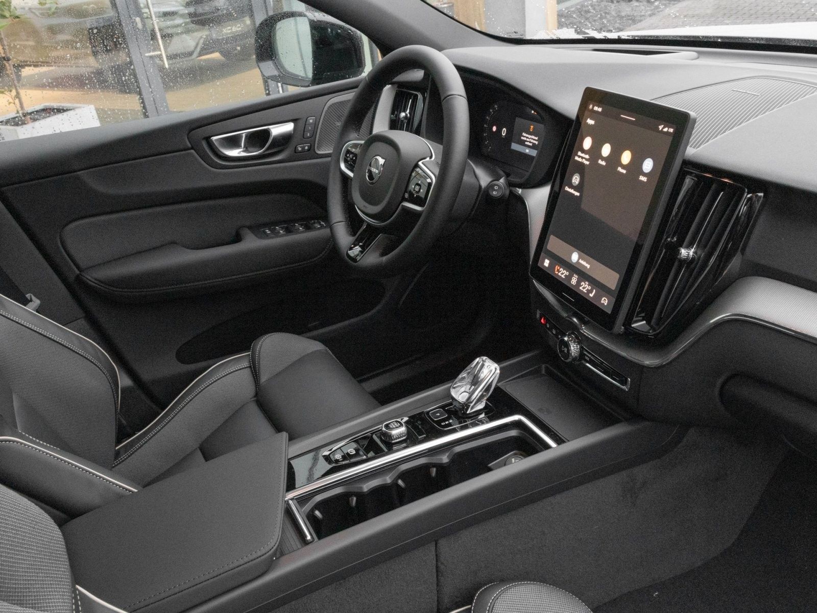 Fahrzeugabbildung Volvo XC60 Plus Black Edition Recharge Plug-In Hybrid