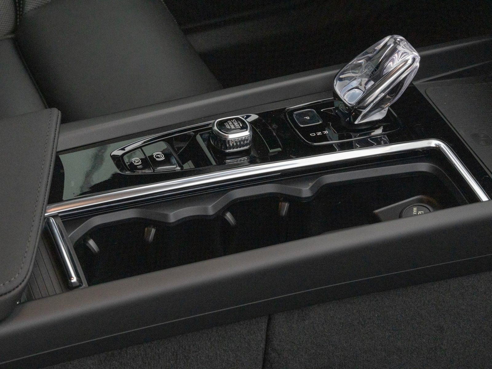 Fahrzeugabbildung Volvo XC60 Plus Black Edition Recharge Plug-In Hybrid